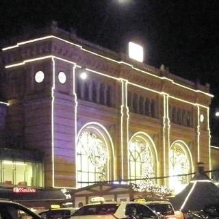 Linie-10-Bilder Bahnhofsgeb�ude in Festbeleuchtung.jpg