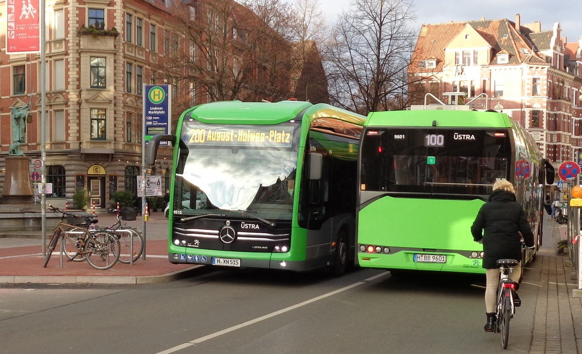 Mercedes E-Bus und Solaris E-Bus H Marktplatz.jpg