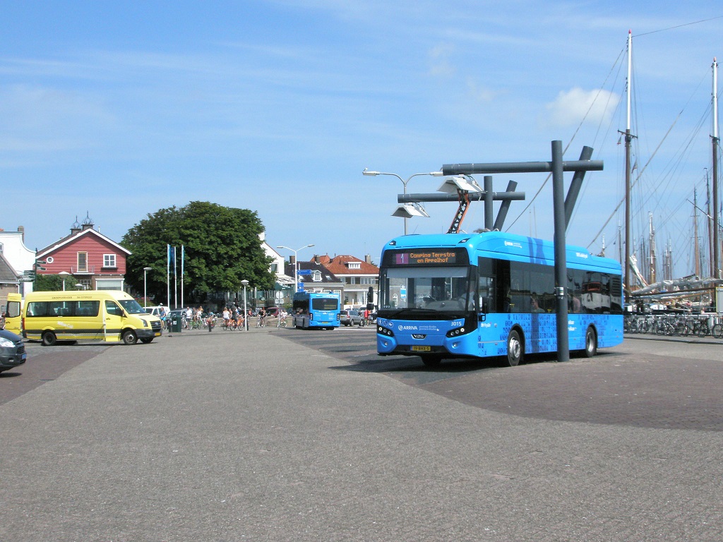 Terschelling Elektrobusse am Hafen beim Aufladen.jpg