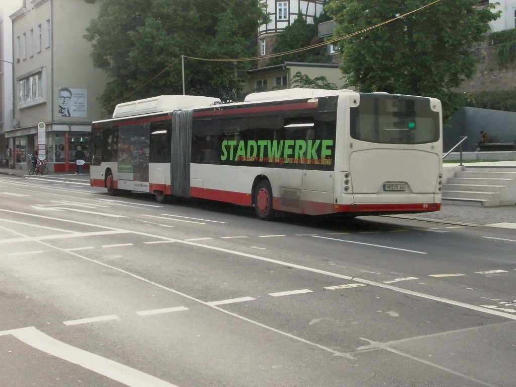 Marburg Gelenkomnibus neoplan mit nur noch einer Radabdeckung Juni 2019.jpg