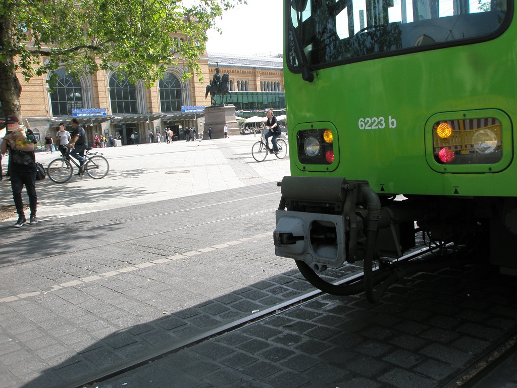 Proj 10 17 20190610 Stadtbahn auf dem Bahnhofsvorplatz zurckgekehrt 1.jpg