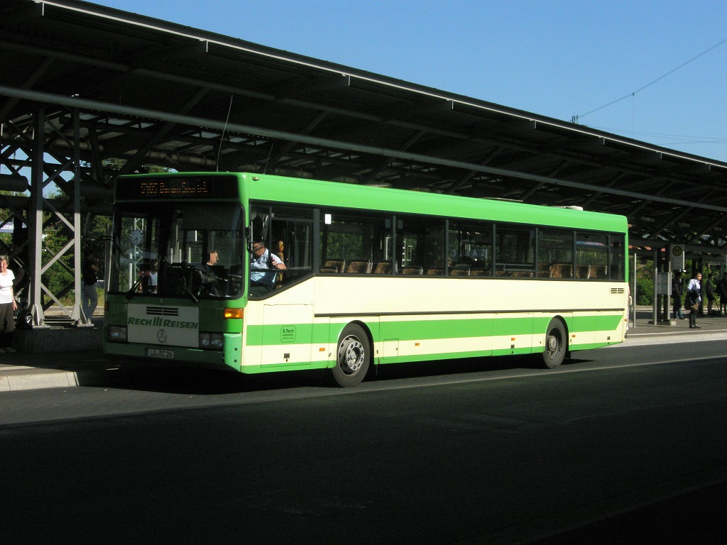 Lneburg Bahnhof Sommer 2015 Mercedes grn wei.jpg