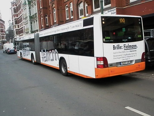 20150301 Gelenkbus mit Fielmannreklame klein.jpg