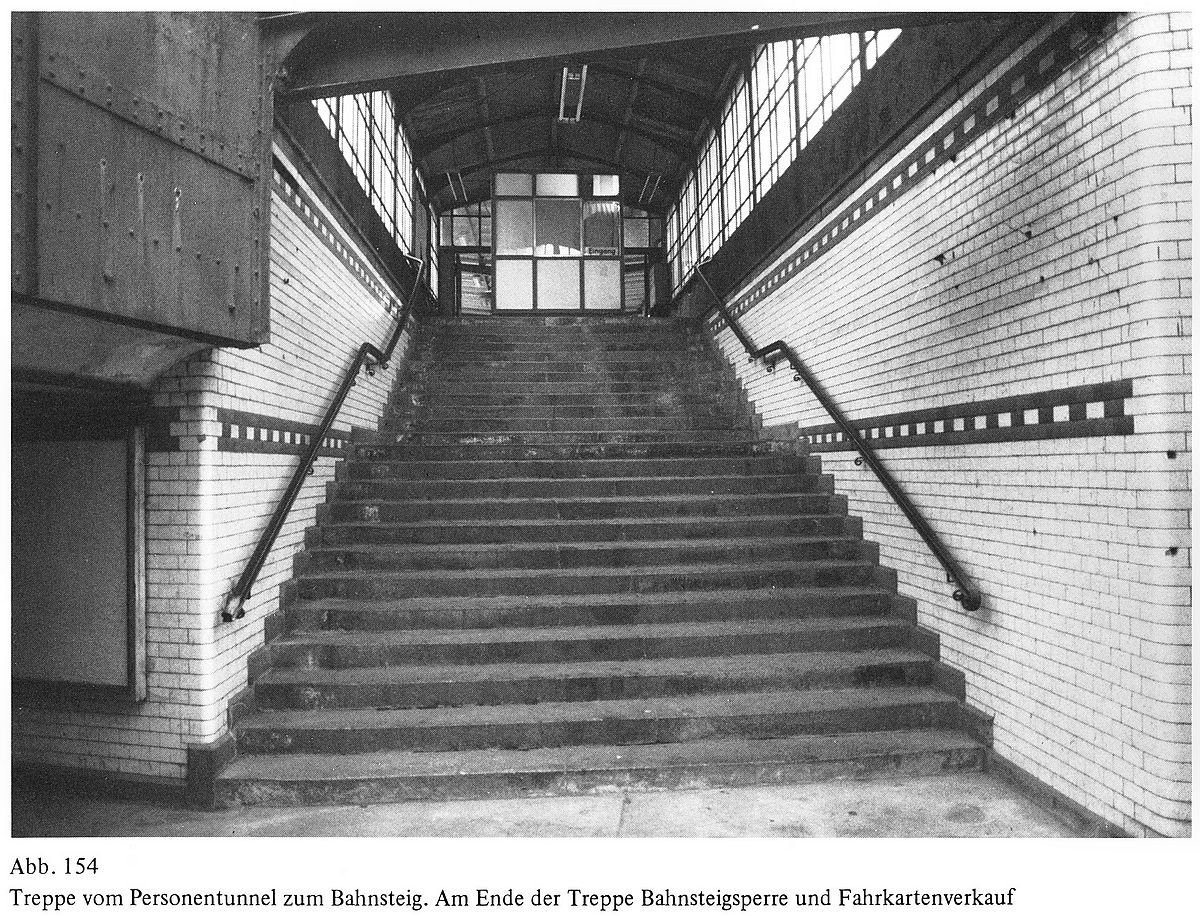 1985-denkmalpflege-seite-117-abb-154-bhf-lichtenrade-treppe-von-unten.jpg