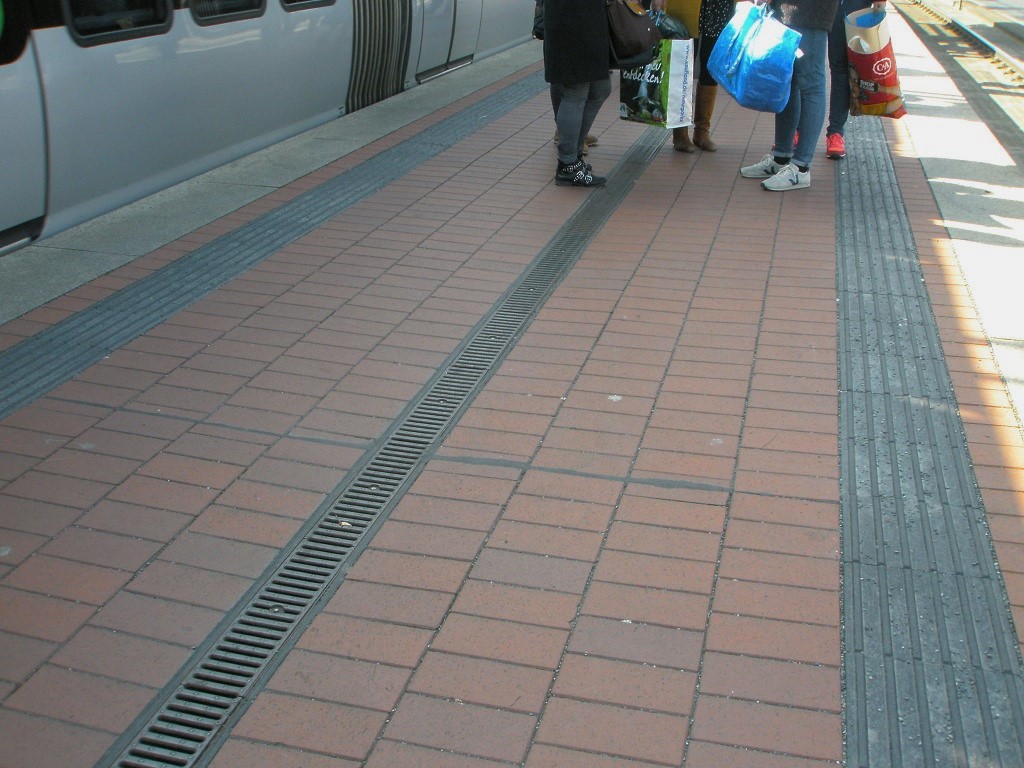 Hochbahnsteig Kchengarten Vorbild Nackenberg rotes Pflaster.jpg