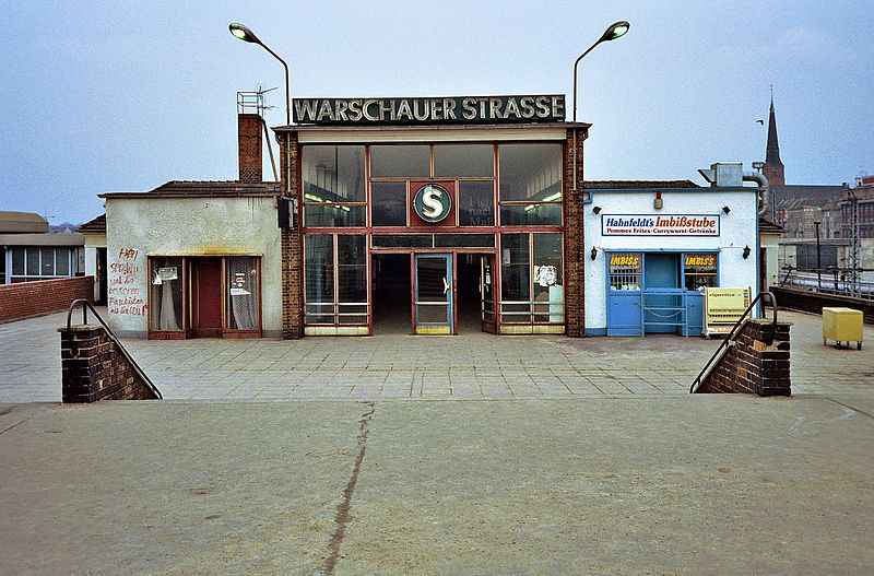 800px-Bahnhof_Warschauer_Stra%C3%9Fe_1990.jpg