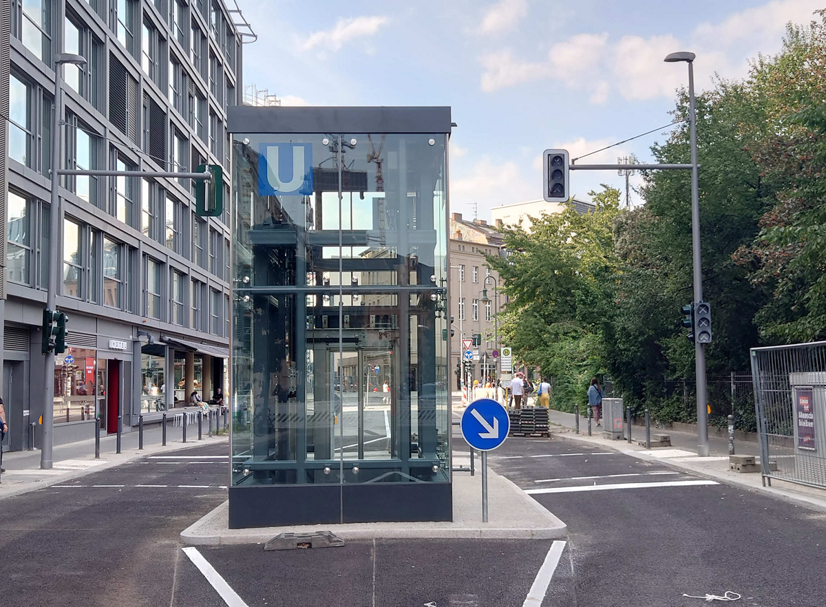 2025-08-27_Aufzug-U-Weinmeinsterstr..jpg