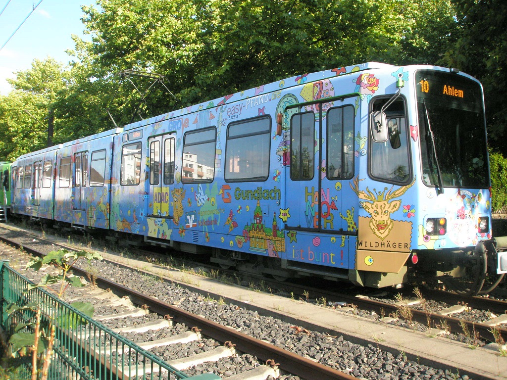 2016 Nazikunst auf Stadtbahnwagen TW6126.jpg