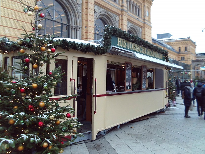 Weihnachtsmarkt HBF Hist Straenbahn 2.jpg