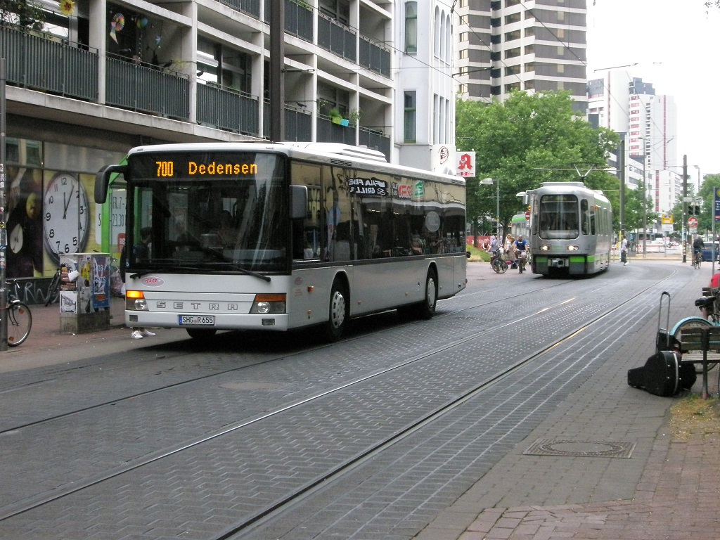 HBS-Limmer Haltestelle Kchengarten 2018 mit Bus und Bahn.jpg