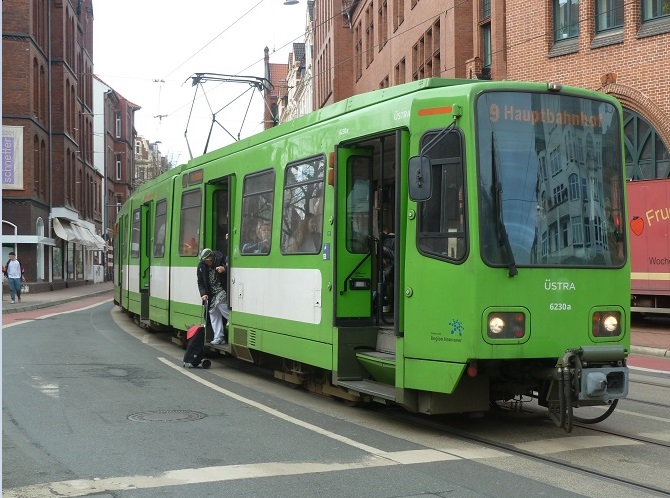 TW 6000 hlt mit Klapptrittstufen am Lindener Marktplatz.jpg