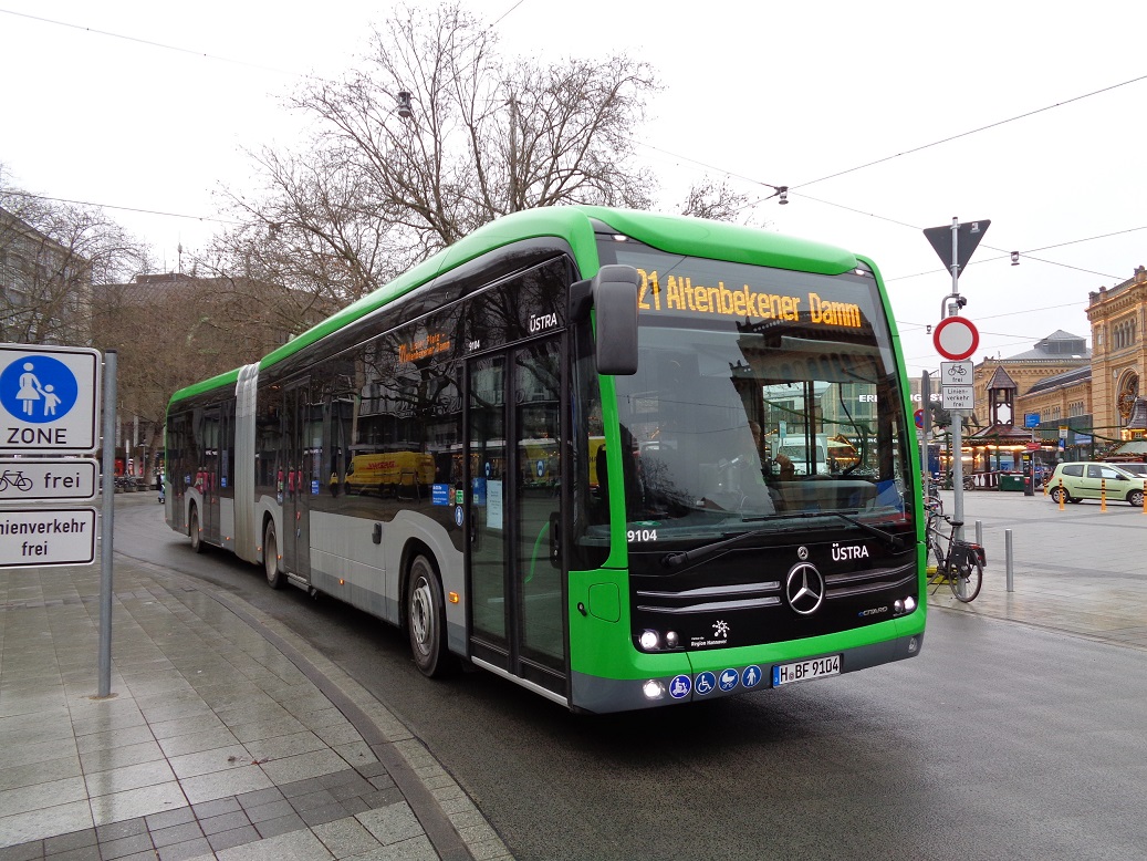 Mercedes E-Gelenkbus Bahnhof2 Dez21.jpg