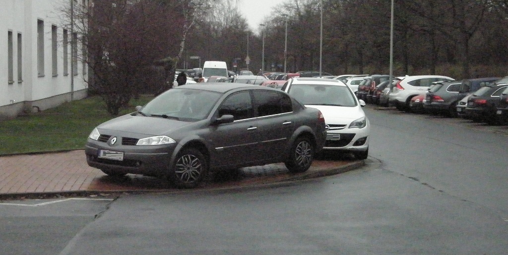 Falschparker auf Bordsteinabsenkung 2.jpg