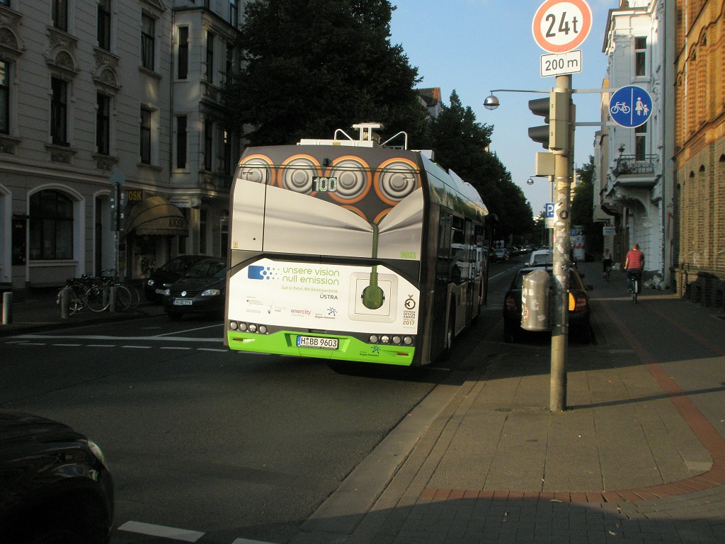 Solaris E-Bus fhrt in Knigsworther Strae ein.jpg