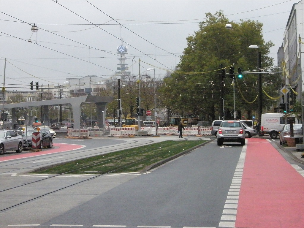 Proj 10 17 Hochbahnsteig Steintor Ende Okt 18 ca. 2 Monat vor Erffnung fotografiert aus Richtung Goethestrae.jpg