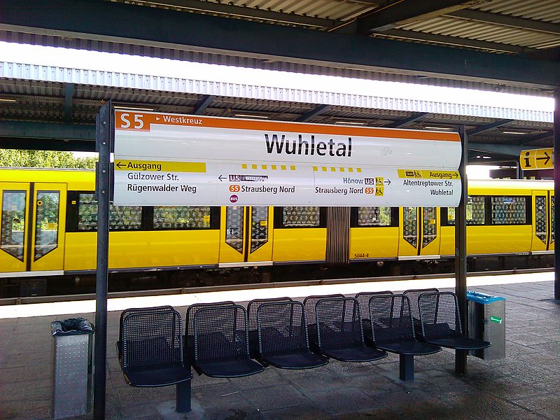 800px-Bahnhof_Berlin-Wuhletal_Station_Sign_of_S-Bahn_in_BVG_Corporate_Design.jpg
