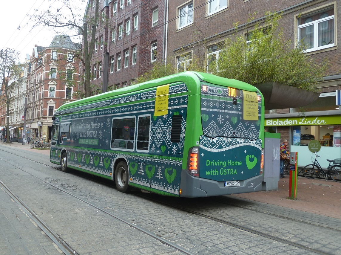 Winterbus Dekor Driving home with �stra vor bioladen 2025.jpg