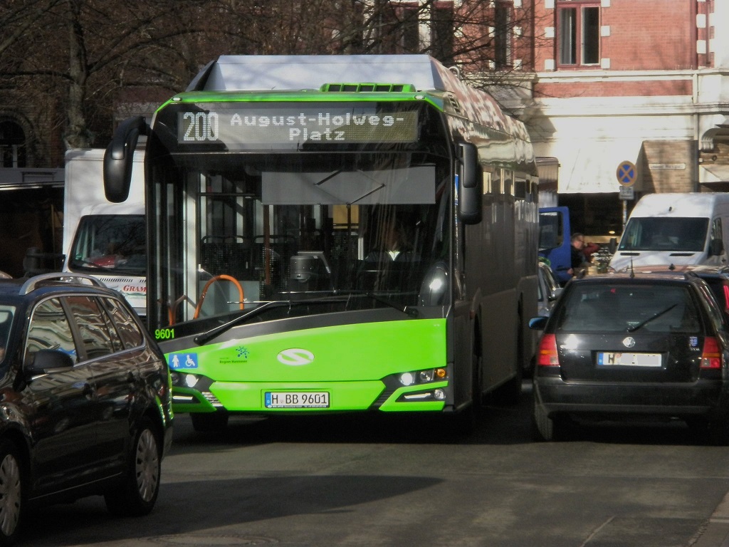 Elektrobus Lindener Marktplatz.jpg