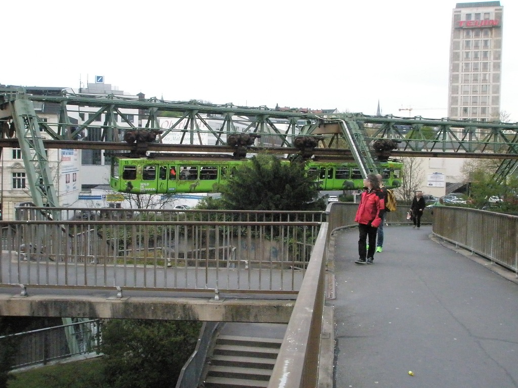 Wuppertaler Schwebebahn Ein Hingucker.jpg