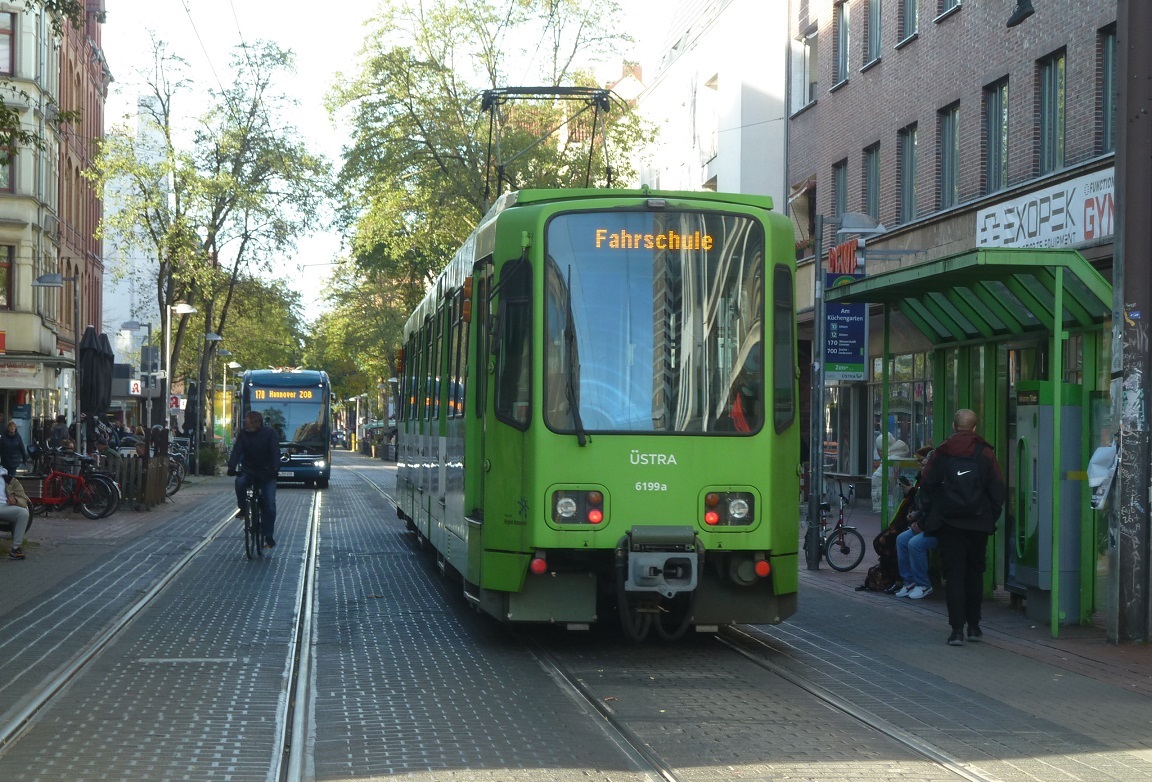 2025Nov TW 6000 6199 in der Limmerstr seit 2017 Linienbetrieb mit TW 2500 Bus 170 seit Dez2022.jpg