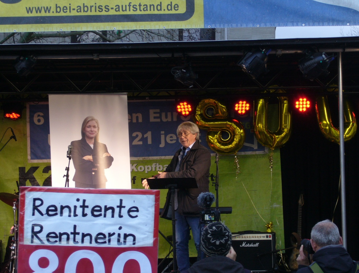 Heiner Monheim spricht auf 800ter Demo gegen Stuttgart 21.JPG