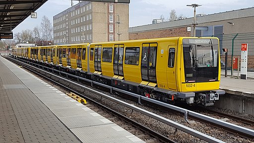 512px-BVG_Baureihe_IK17_at_H%C3%B6now_%2820180412_170745%29.jpg