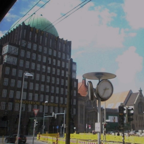 Linie 10-Bilder Anzeiger-Hochhaus und 50er-Jahre Uhr.jpg