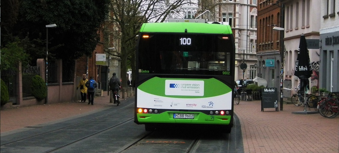 E-Bus mit Aufklebwer unsere Vision.jpg