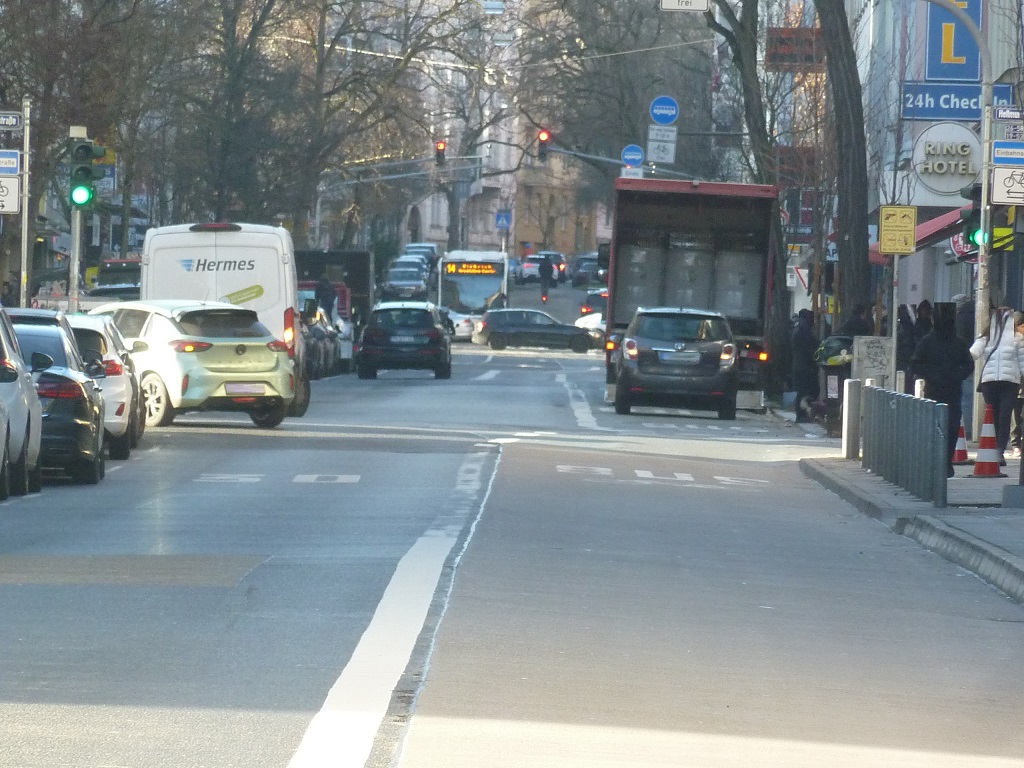 Wiesbaden Busspur blockiert von PKW und LKW Jan26 Bleichstra�e Ecke Hellmundstra�e.jpg