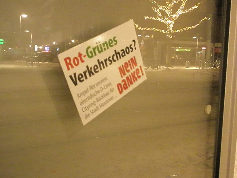 20160105 Rot-Gr�nes-Verkehrschaos Nein Danke Aufkleber am Hauptbahnhof.jpg