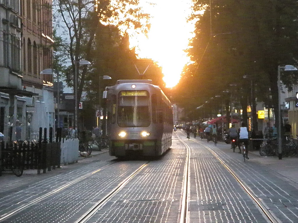 Linie 10 auf der Limmer Herbst 2018 mit Sonnenuntergang.jpg