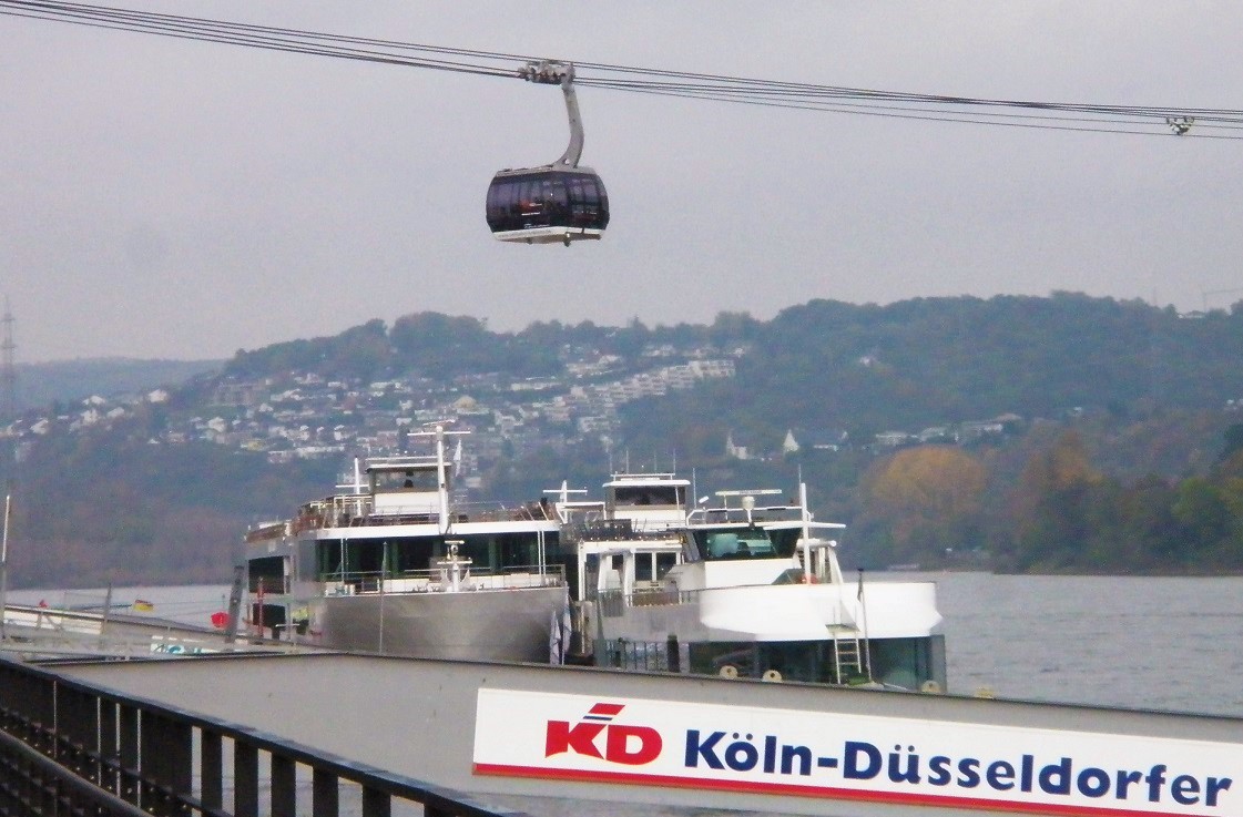 Seilbahn Koblenz Kabine über Schiff Okt 2014.jpg