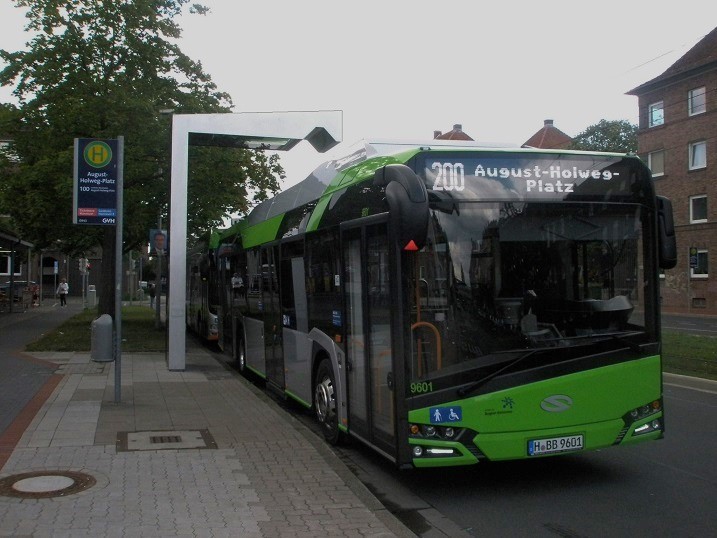 2016 Solaris E-Bus AugHolwPl Ladestation (2).jpg