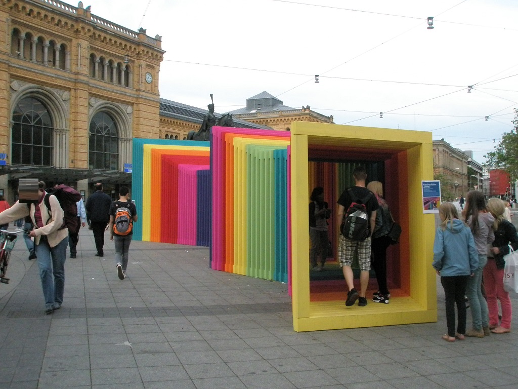 2017 Juni Abweg begehbares Kunstobjekt auf dem Bahnhofsvorplatz.jpg